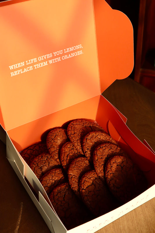 علبة كوكيز بجوكليت بالحليب